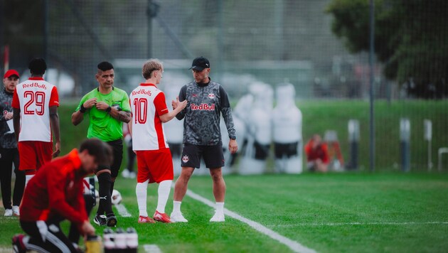 Danny Galm (re.) steigt von der U18 zu Liefering auf.