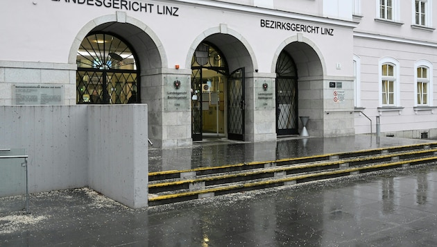 Vor dem Eingang ins Gericht wird man kontrolliert.