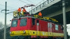 Wegen eines Oberleitungsschadens zwischen Wiener Neustadt und Neunkirchen mussten 44 Personen ...
