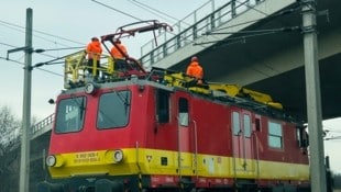 Wegen eines Oberleitungsschadens zwischen Wiener Neustadt und Neunkirchen mussten 44 Personen ...