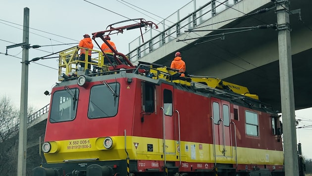Wegen eines Oberleitungsschadens zwischen Wiener Neustadt und Neunkirchen mussten 44 Personen ...