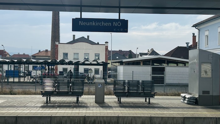 Leere Bahnsteige am Bahnhof Neunkirchen.