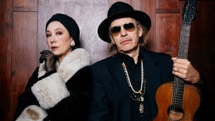 Alt-Wiener Singspiel „neu“: Ursula Strauss und Ernst Molden stehen gemeinsam im Rabenhof auf der ...