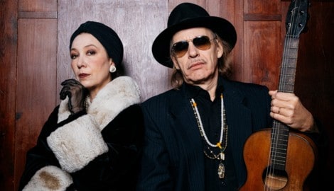 Alt-Wiener Singspiel „neu“: Ursula Strauss und Ernst Molden stehen gemeinsam im Rabenhof auf der ...