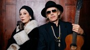 Alt-Wiener Singspiel „neu“: Ursula Strauss und Ernst Molden stehen gemeinsam im Rabenhof auf der ...