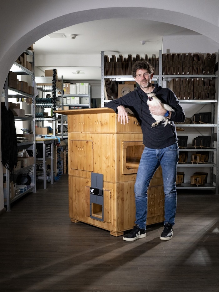 Stimpfl-Abele tüftelte in seiner Werkstatt in Niederösterreich am perfekten Hühnerstall. Auch ...