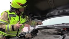 Die Florianijünger kontrollierten den Motorraum. 