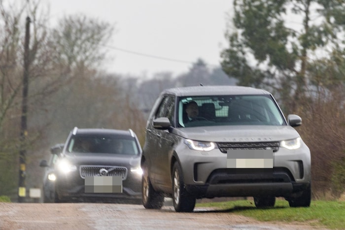 Kurz nach 8 Uhr fuhren sechs zivile Fahrzeuge auf das Gelände von König Charles III., wo Andrew ...