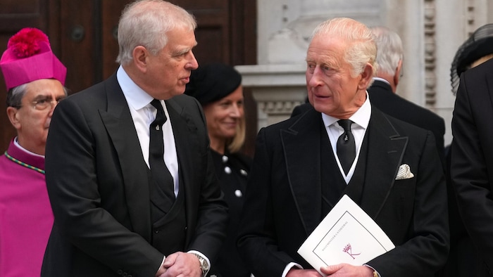 König Charles hat seinem Bruder den Prinzen-Titel entzogen und ihn in Sandringham untergebracht, ...