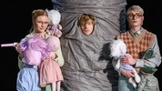 Ada Lüer, Jakob Schmölzer und Levi R. Kuhr in „Dickhäuter“