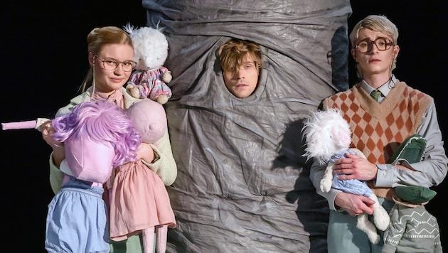 Ada Lüer, Jakob Schmölzer und Levi R. Kuhr in „Dickhäuter“