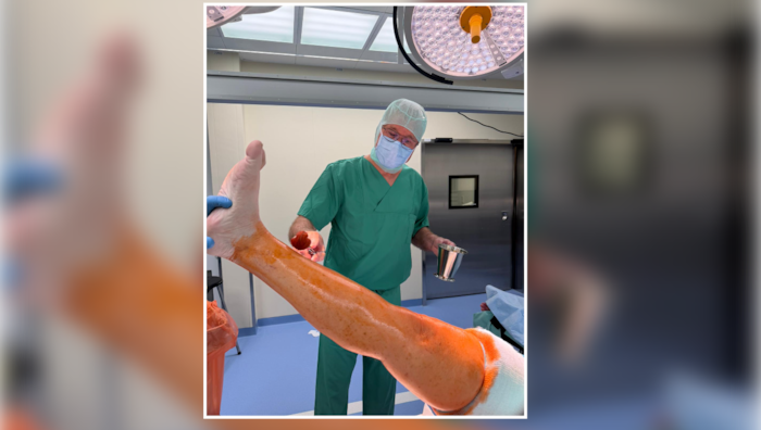 Vor der Operation wird der betroffene Körperbereich desinfiziert.