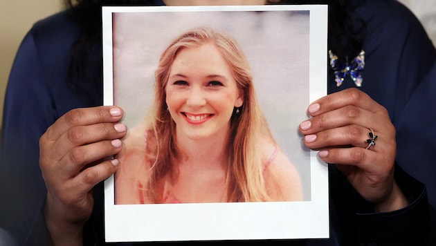 Die Familie von Virginia Giuffre hat in einem Statement die Festnahme von Andrew ...