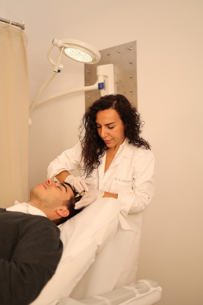 Dr. Sara Abayev führt eine Botox-Behandlung bei einem Patienten in Wien durch
