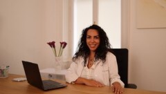 Dr. Sara Abayev führt eine Botox-Behandlung bei einem Patienten in Wien durch