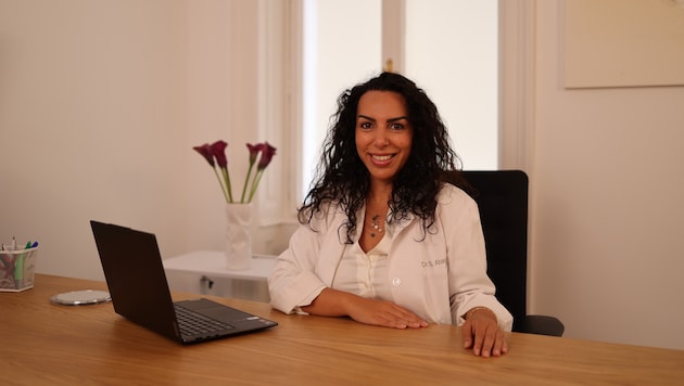 Dr. Sara Abayev führt eine Botox-Behandlung bei einem Patienten in Wien durch