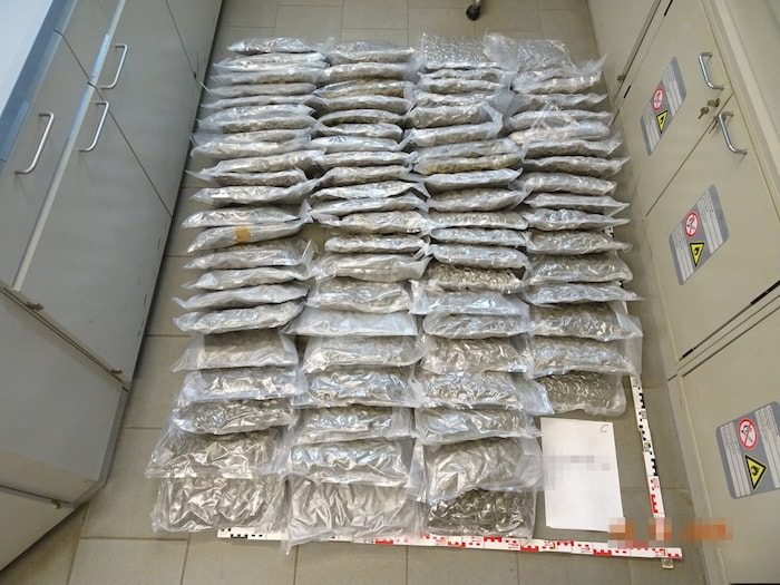 30 Stück vakuumverpackte Päckchen mit Cannabis waren in dem Koffer.