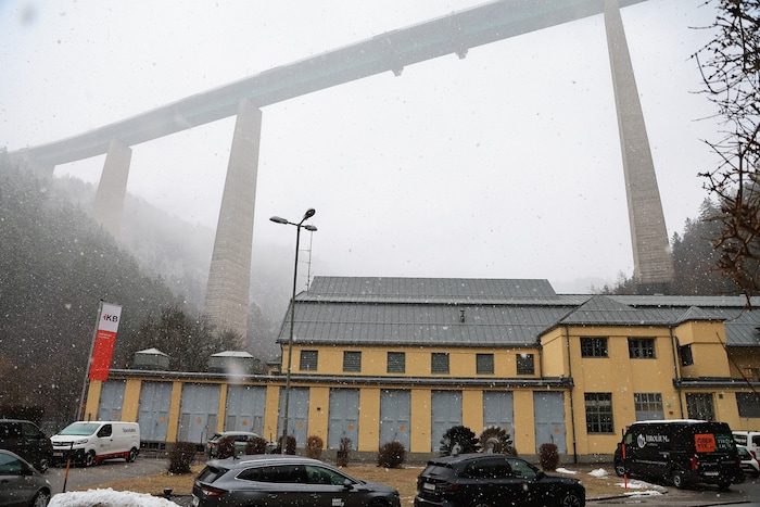 Direkt unter der Europabrücke steht die neue Anlage auf dem Areal des Kraftwerks Obere Sill. ...