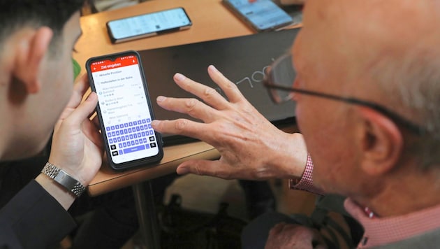 Die Prämie kann nur digital beantragt werden. Vor allem für ältere Personen stellt das eine ...