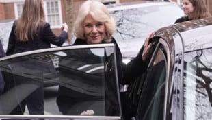 Königin Camilla absolvierte nach der Festnahme ihres Schwagers Andrew einen Termin in London. ...