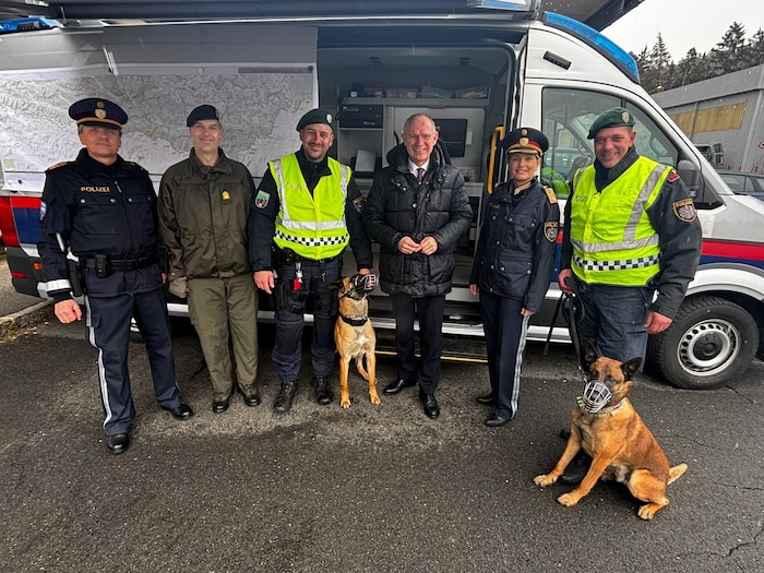 Polizei, Bundesheer bei der Grenzkontrolle vor Ort. Innenminister Gerhard Karner schaute sich ...
