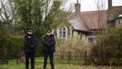 Polizeibeamte vor der Wood Farm auf dem Sandringham-Anwesen in Norfolk: Hier wurde Andrew ...
