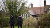 Polizeibeamte vor der Wood Farm auf dem Sandringham-Anwesen in Norfolk: Hier wurde Andrew ...