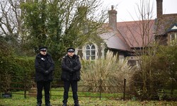 Polizeibeamte vor der Wood Farm auf dem Sandringham-Anwesen in Norfolk: Hier wurde Andrew ...