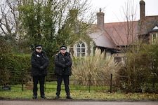 Polizeibeamte vor der Wood Farm auf dem Sandringham-Anwesen in Norfolk: Hier wurde Andrew ...