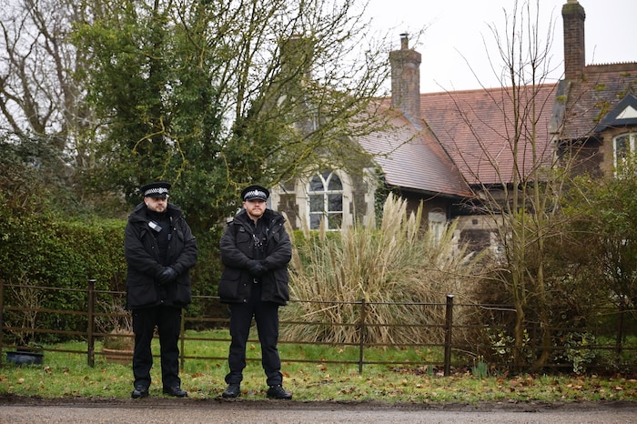 Polizeibeamte vor der Wood Farm auf dem Sandringham-Anwesen in Norfolk: Hier wurde Andrew ...