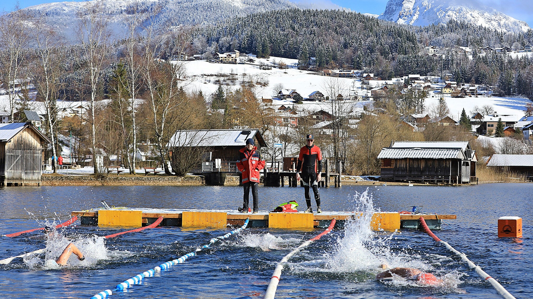 Derzeit hat der Hallstättersee 4,7 Grad.