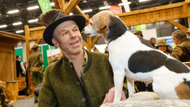 Ein Jäger ohne Jagdhund: unvorstellbar. Hans besuchte mit seiner Cora die Eröffnung am ...