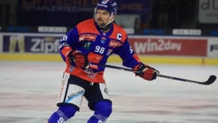 Kapitän Jan Lattner muss den Haie-Dress ausziehen.