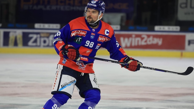 Kapitän Jan Lattner muss den Haie-Dress ausziehen.