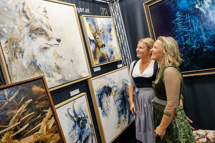 Künstlerin Marina Hofinger (re.) zeigt eine Auswahl ihrer Tierbilder.