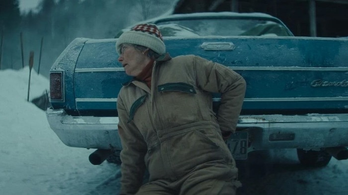 Barb (Emma Thompson) versucht das verschleppte Mädchen zu befreien.