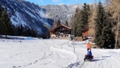 Die letzten Meter zum Berggasthaus verlaufen in ebenem Alm- bzw. Wiesengelände.