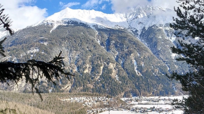 Unterhalb der Route befinden sich die Längenfelder Weiler Winklen und Au.