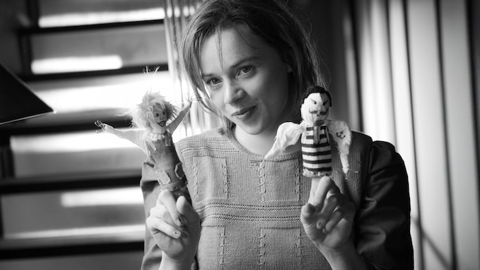 Luna Wedler spielt die junge Lena, die auf Drowak zugeht.