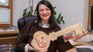 ÖVP-Bürgermeisterin Sieglinde Islitzer-Lerch mit dem Gemeindeschlüssel