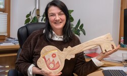 ÖVP-Bürgermeisterin Sieglinde Islitzer-Lerch mit dem Gemeindeschlüssel