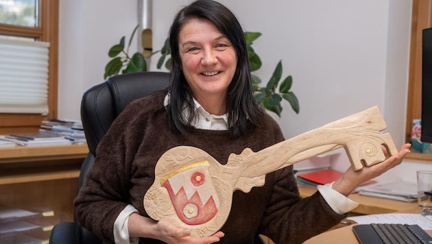 ÖVP-Bürgermeisterin Sieglinde Islitzer-Lerch mit dem Gemeindeschlüssel