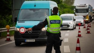 Die deutschen Grenzkontrollen werden laut Innenminister Dobrindt um zumindest weitere sechs ...