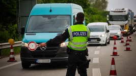 Die deutschen Grenzkontrollen werden laut Innenminister Dobrindt um zumindest weitere sechs ...