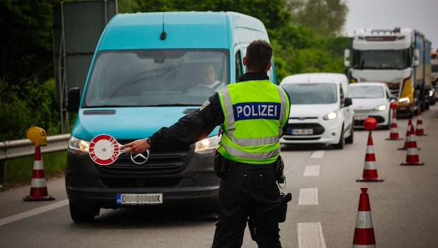 Die deutschen Grenzkontrollen werden laut Innenminister Dobrindt um zumindest weitere sechs ...