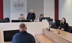 Der Angeklagte wurde in Eisenstadt von der renommierten Anwältin Ina-Christin Stiglitz (re.) ...