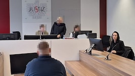 Der Angeklagte wurde in Eisenstadt von der renommierten Anwältin Ina-Christin Stiglitz (re.) ...