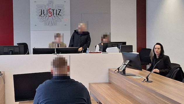 Der Angeklagte wurde in Eisenstadt von der renommierten Anwältin Ina-Christin Stiglitz (re.) ...