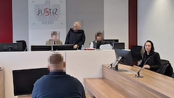 Der Angeklagte wurde in Eisenstadt von der renommierten Anwältin Ina-Christin Stiglitz (re.) ...