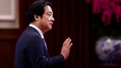 Bei den Neujahrsfeierlichkeiten musste Taiwans Präsident Lai Ching-te auch als Ersthelfer ...
